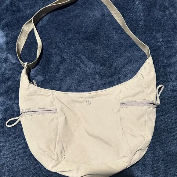 lululemon slouchy sling bag 6L in warm ash grey - Picture 14 of 15